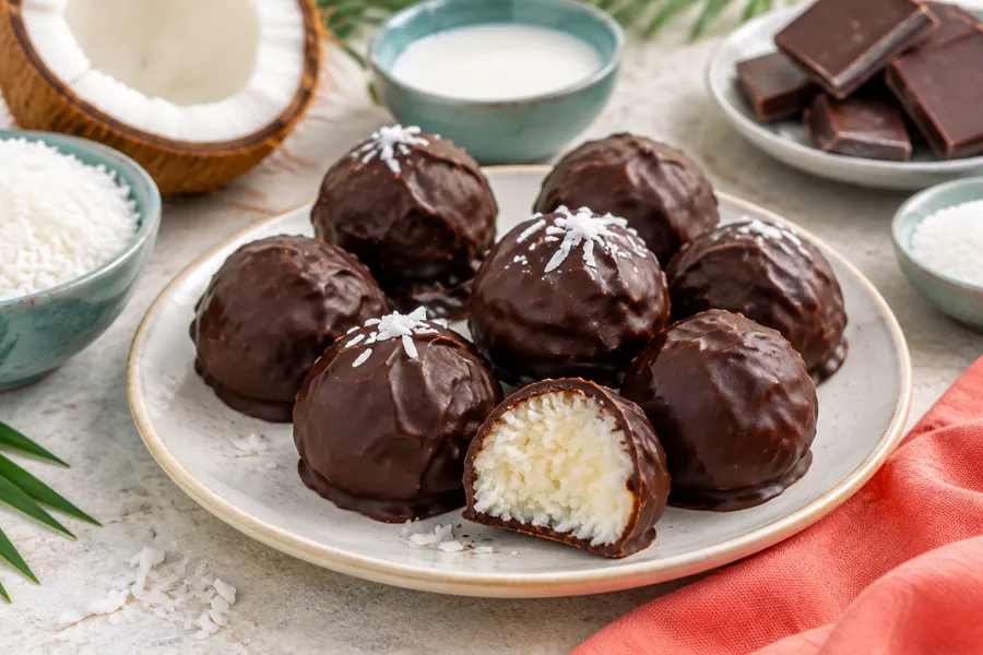 Bombones de coco y chocolate amargo