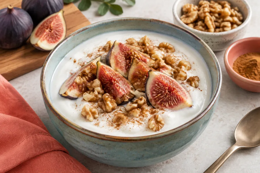 Bowl de yogur con higos y nueces