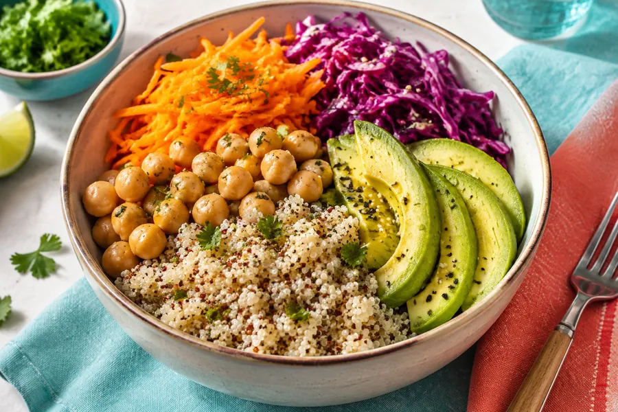 Buddha bowl de quinoa, palta y garbanzos