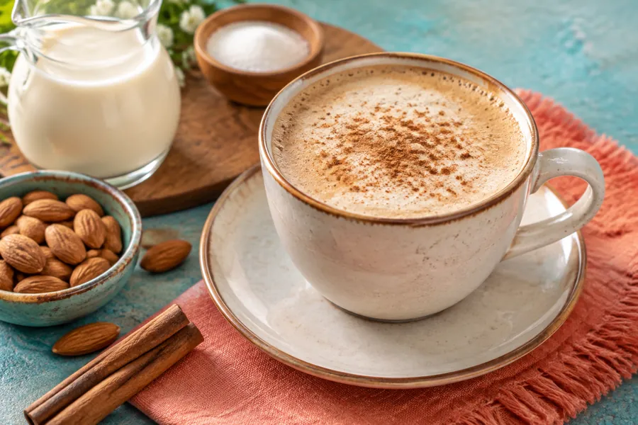 Café con leche de almendras  y canela