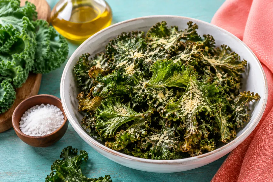 Chips de kale al horno con parmesano vegetal