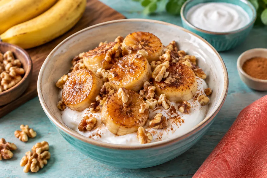 Copa de banana caramelizada con nueces