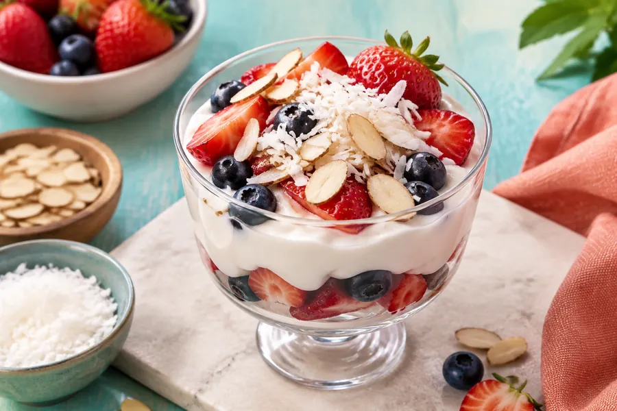Copa de yogur, frutos rojos y almendras