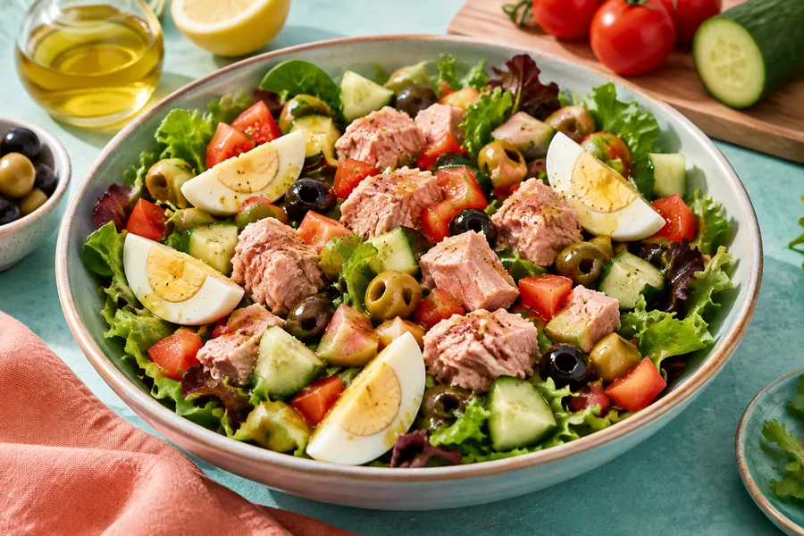 Ensalada de atún, huevo y vegetales