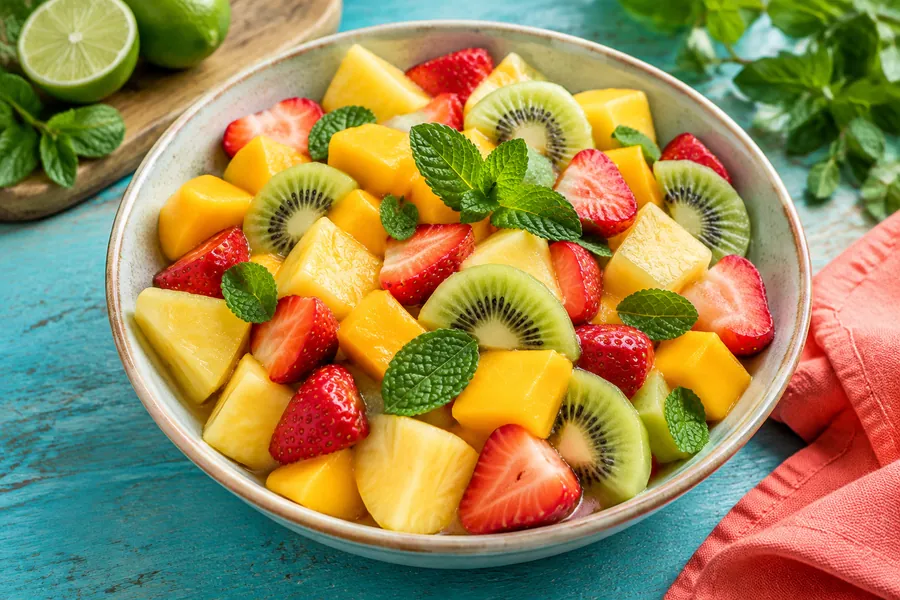 Ensalada de frutas tropicales con lima