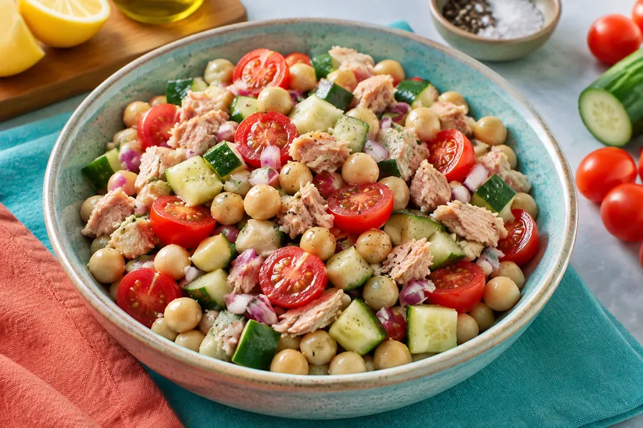 Ensalada de garbanzos, atún y vegetales