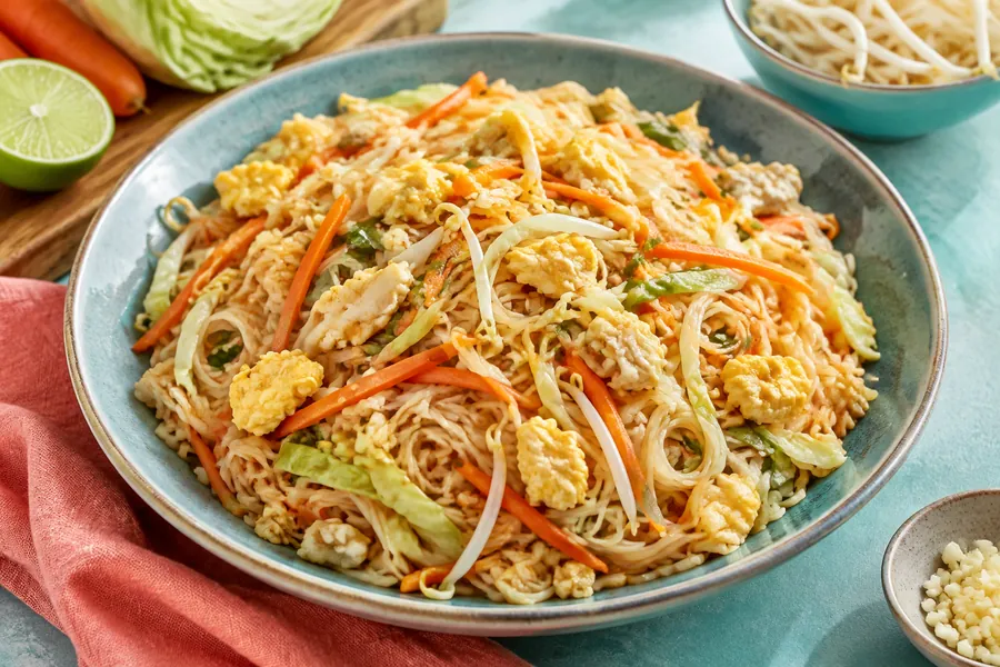 Fideos de arroz salteados con vegetales y huevo