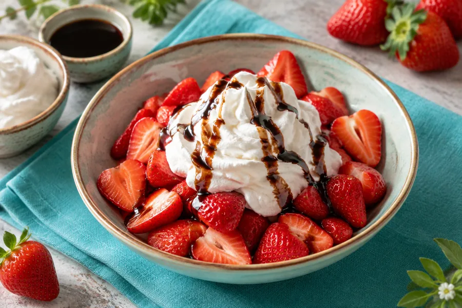 Frutillas con crema batida y balsámico