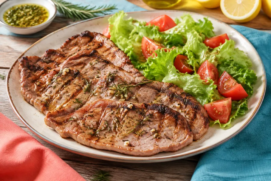 Matambrito de cerdo a la parrilla (o plancha) con ensalada