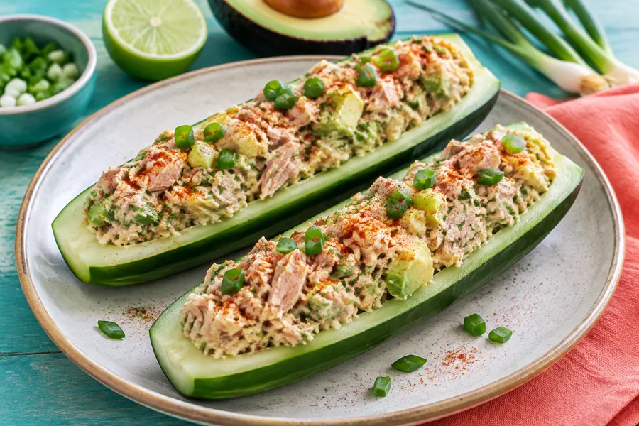 Pepinos rellenos de atún y palta