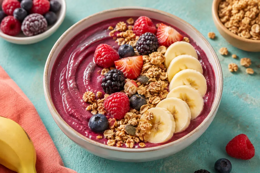 Smoothie bowl de frutos rojos con toppings