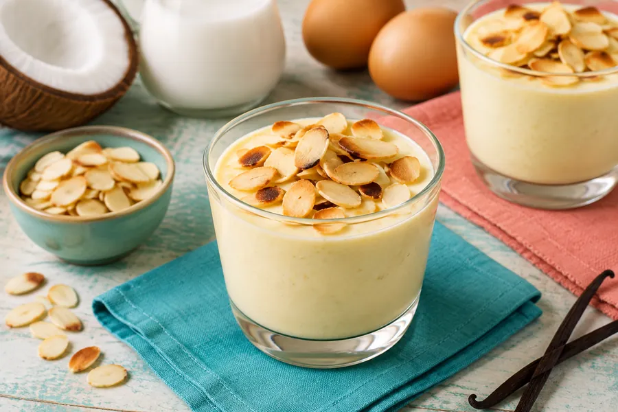 Vasitos de crema devainilla y almendras tostadas