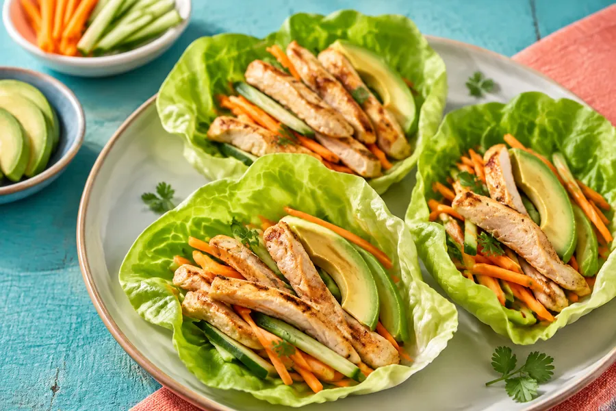 Wrap de lechuga con pollo y vegetales